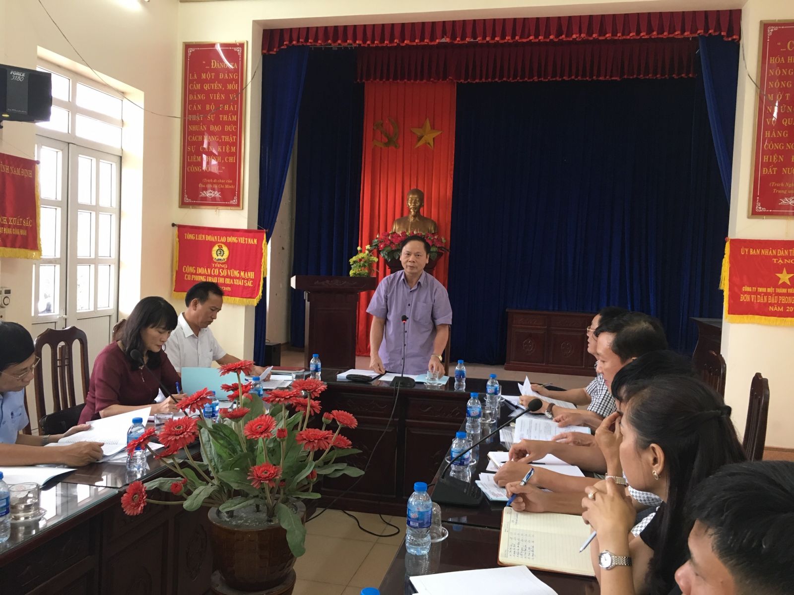 Đ/c: Nguyễn Viết Hưng - Ủy viên BTV tỉnh ủy, Phó chủ tịch thường trực HĐND tỉnh, Phó Ban chỉ đạo thực hiện QCDC ở cơ sở của tỉnh làm Trưởng đoàn triển khai một số nội dung làm việc với Công ty TNHH một thành viên KTCT thủy lợi Mỹ Thành về QCDC ở cơ sở đối với công ty.